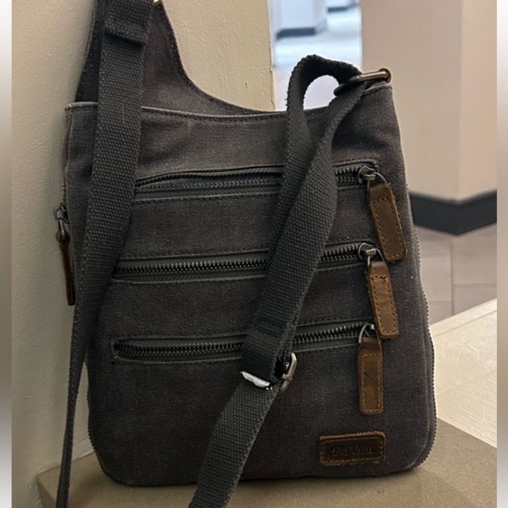 DAVAN Black Messenger Bag Adjustable Strap and Durable Design- no flaws